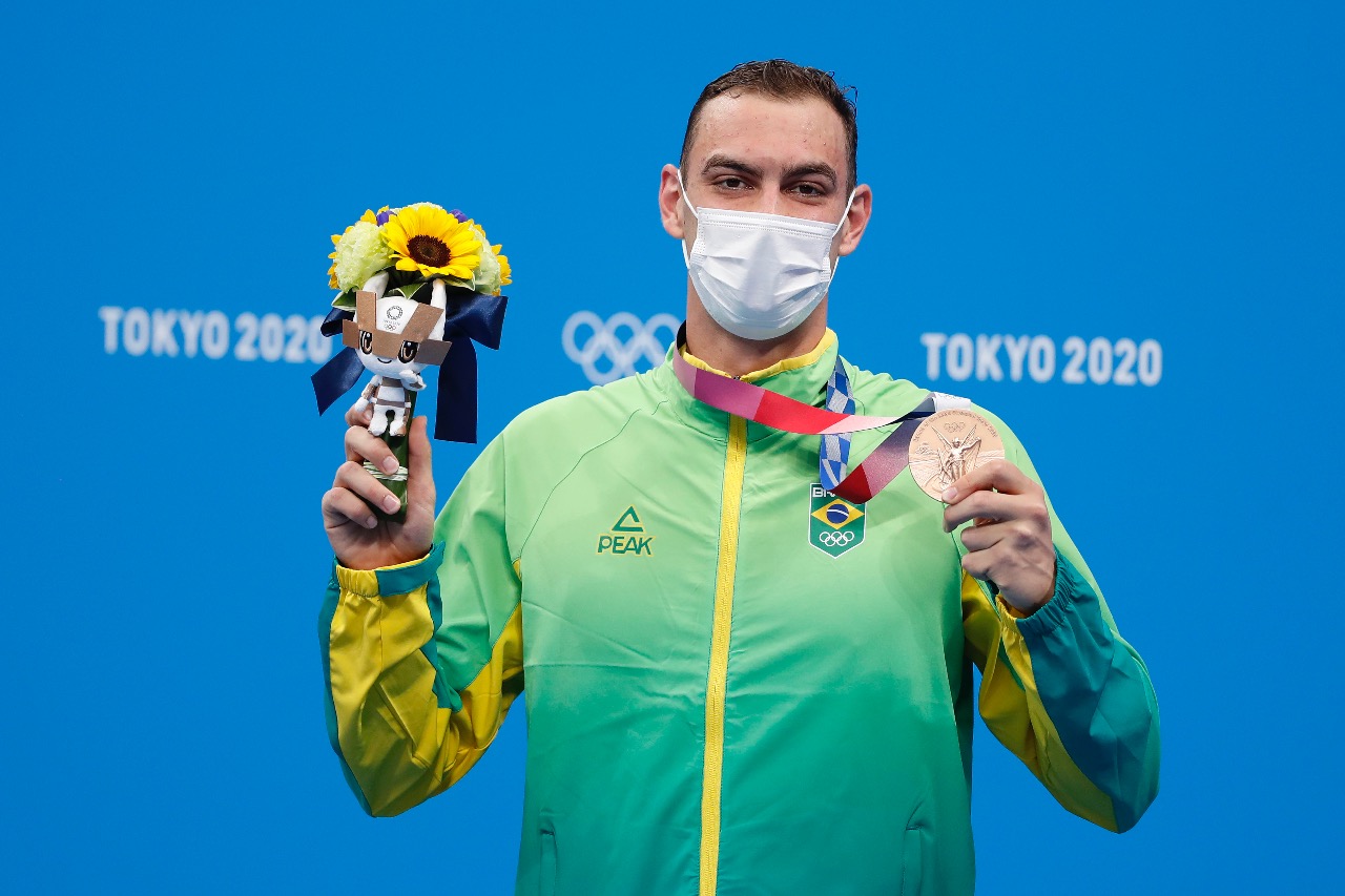 Fernando Scheffer e a medalha de bronze conquistada em Tóquio / Foto: Satiro Sodré/SSPress/CBDA