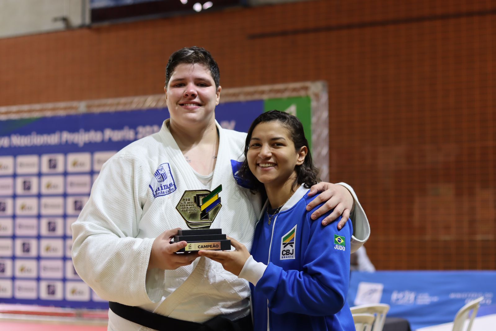 Victoria Archina, do Minas, recebe troféu da técnica e campeã olímpica Sarah Menezes (Foto: Lara Monsores/CBJ)