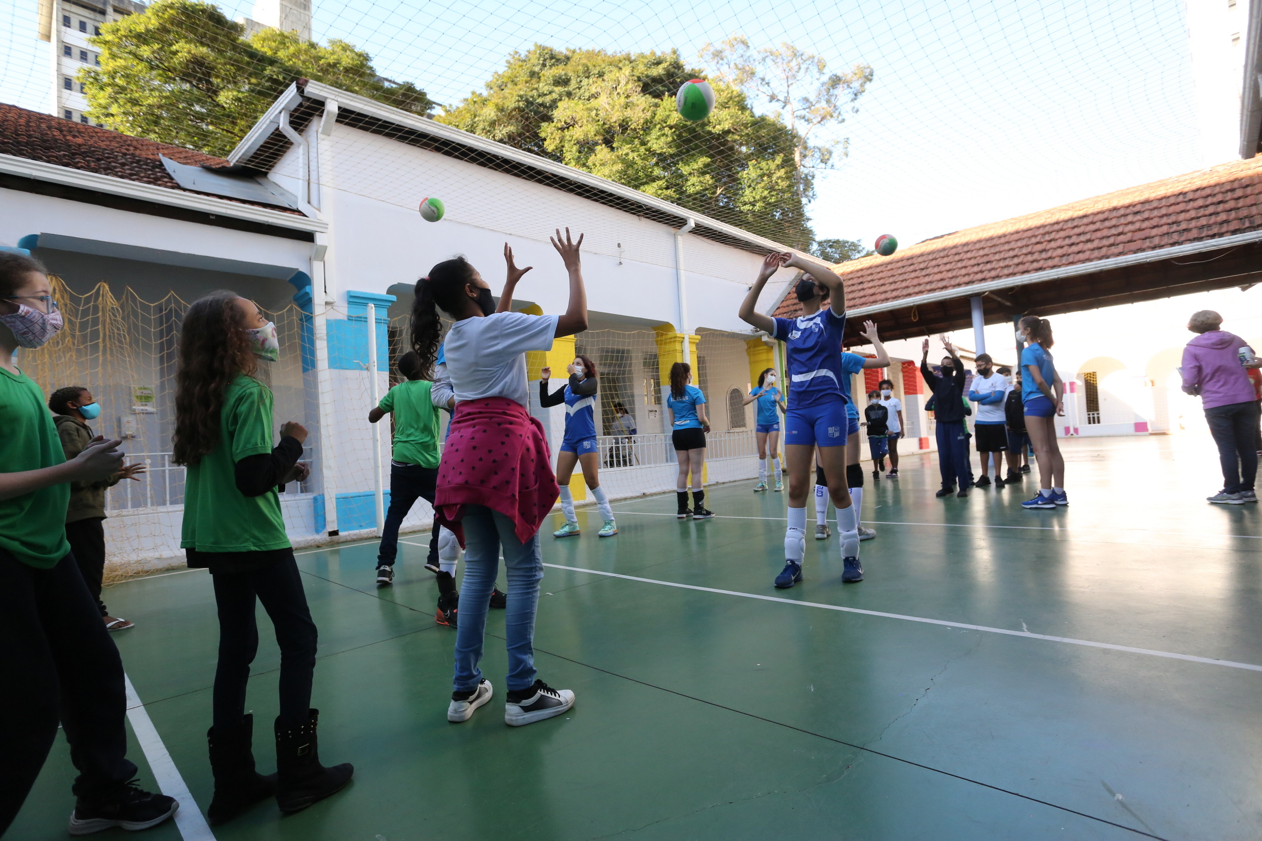 Alunos e atletas de vôlei do Minas durante atividades práticas