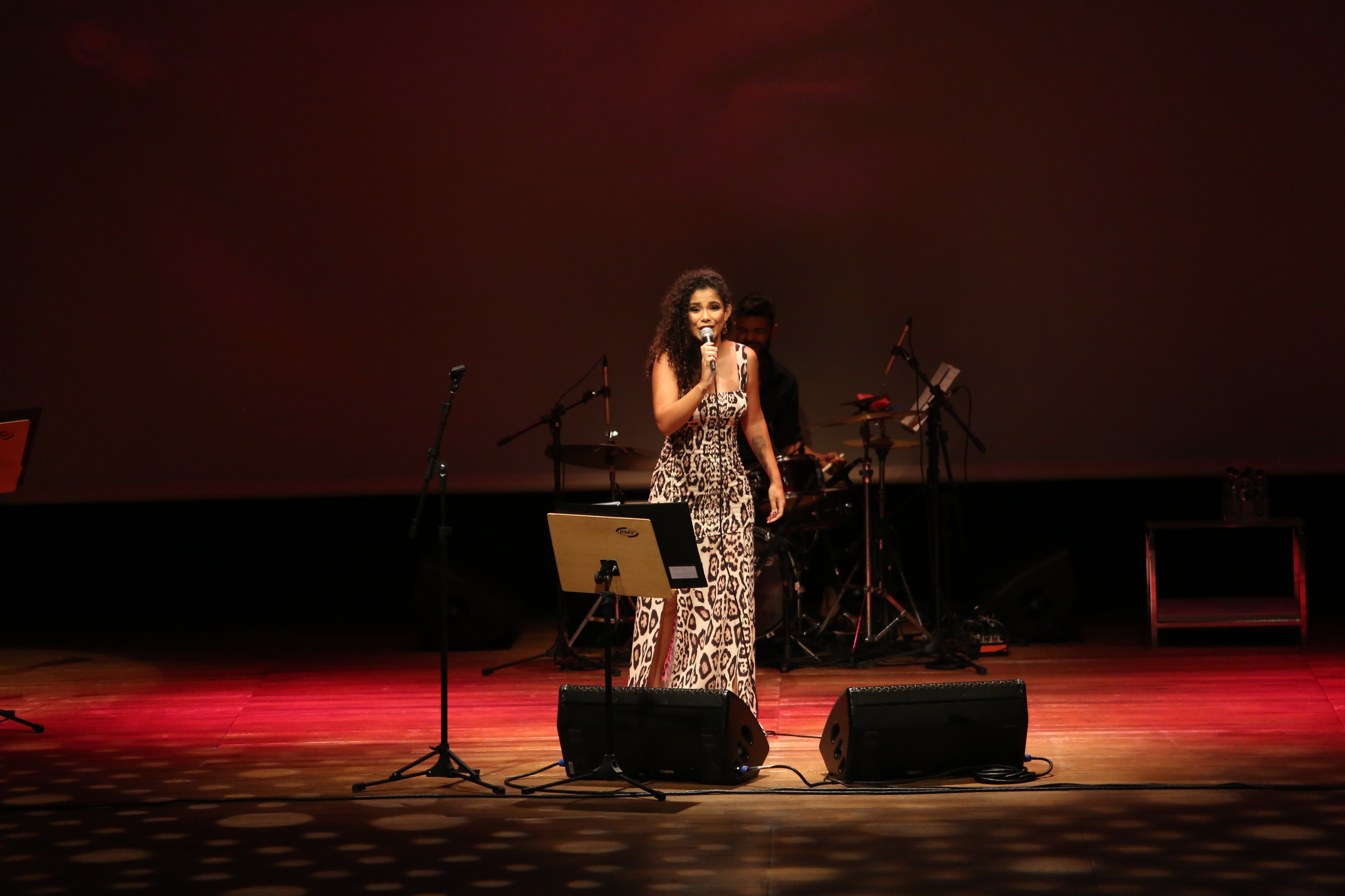 Flaviane Orlando participou da edição 2021 do Sarau MTC cantando a obra de Elza Soares. Foto: Orlando Bento