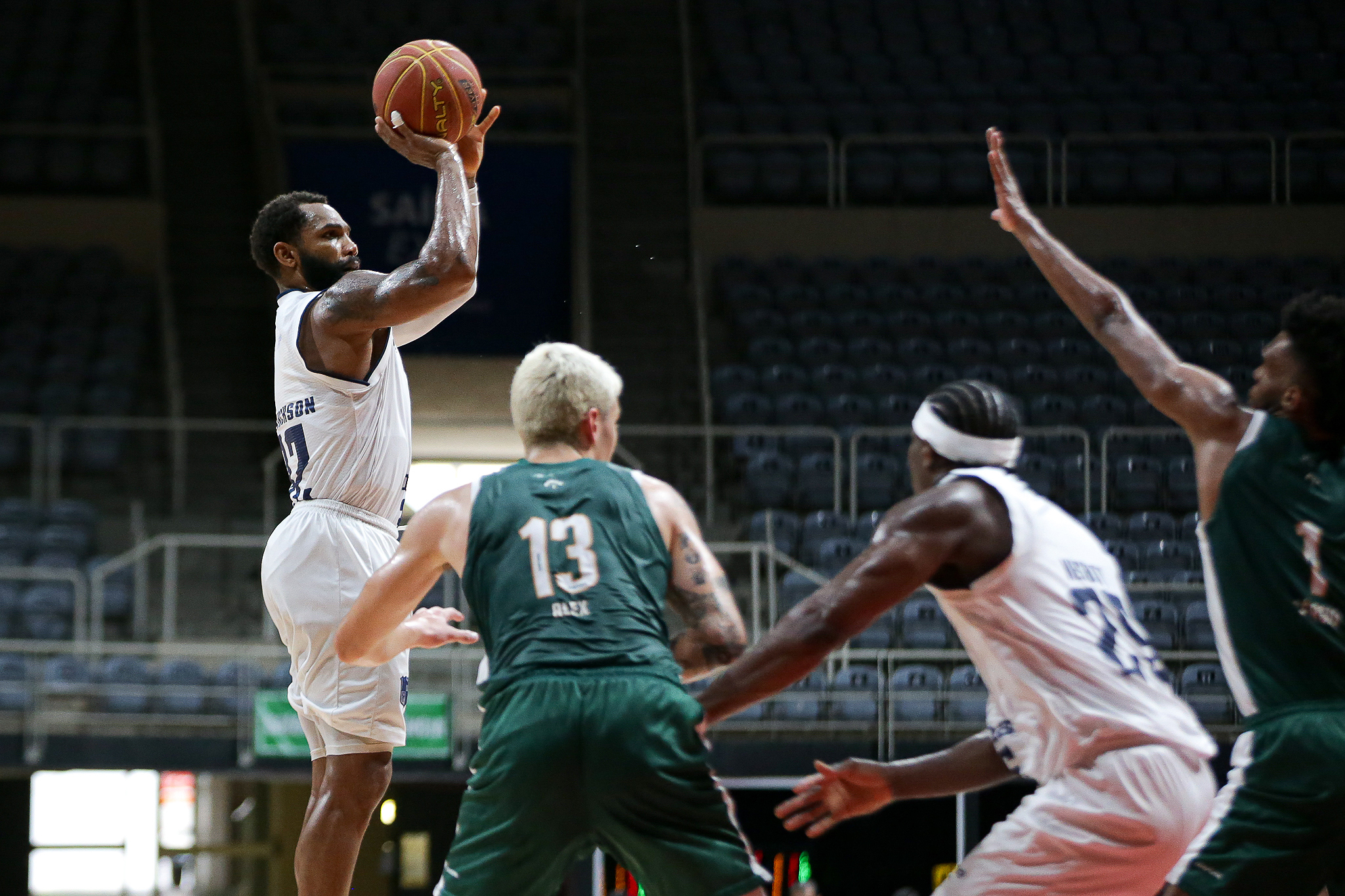 Minas vence mais uma e segue na liderança do NBB