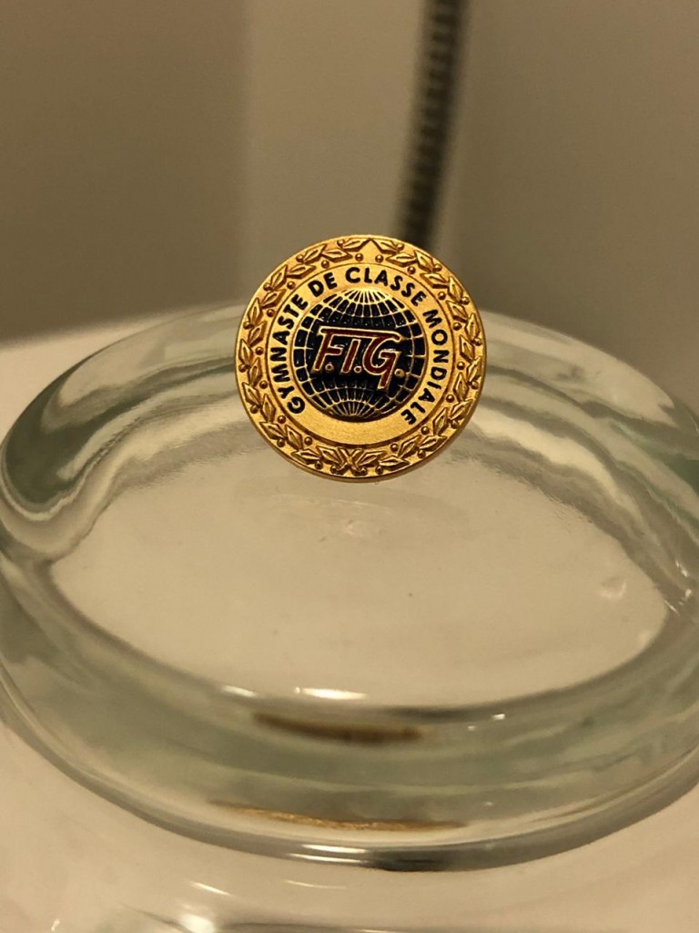 Premio recebido por Alice Hellen em reconhecimento aos últimos resultados da atleta do Minas (Foto: Divulgação/MTC)