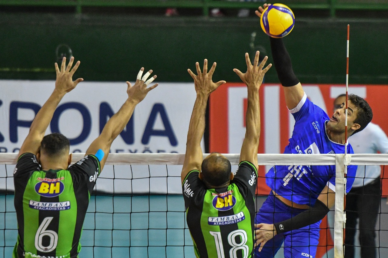 Leozinho foi eleito o 'Craque do Jogo' (Foto: Uarlen Valério/MTC)