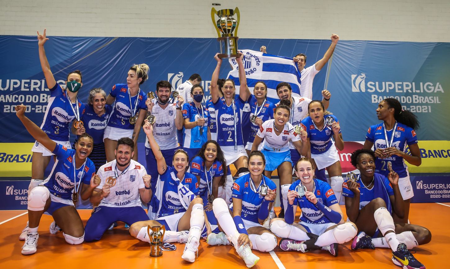 Primeiro jogo do time feminino de Tênis 