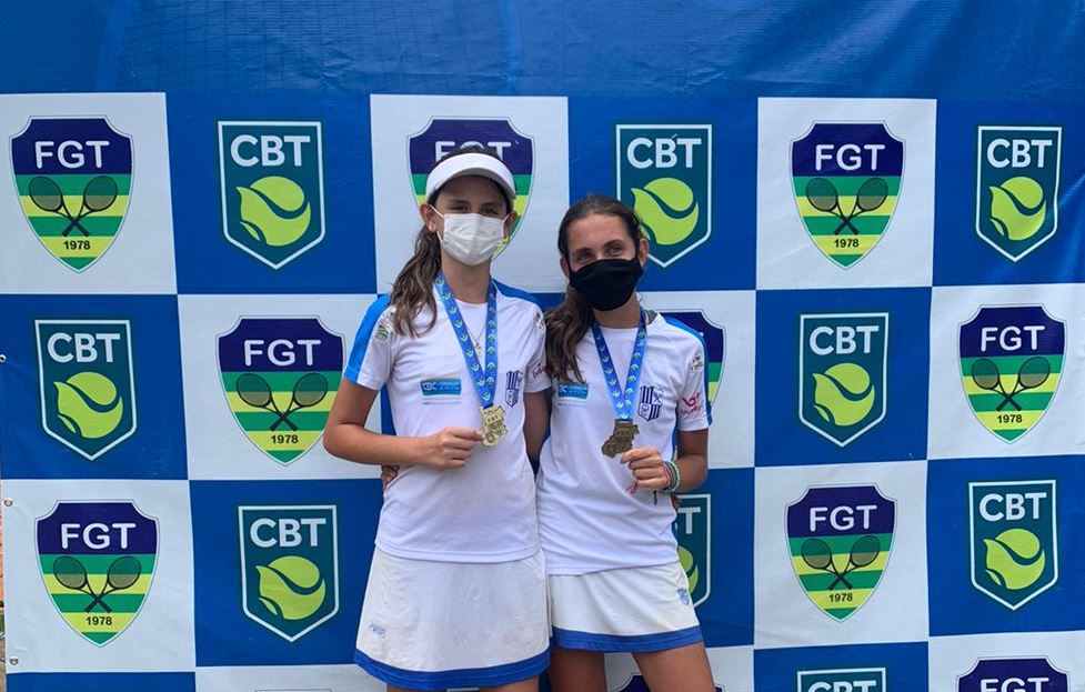 Mariana Ramos e Bárbara Baeta com a medalha de campeã de Duplas, em Goiânia (Fotos: Divulgação/Minas Tênis Clube)