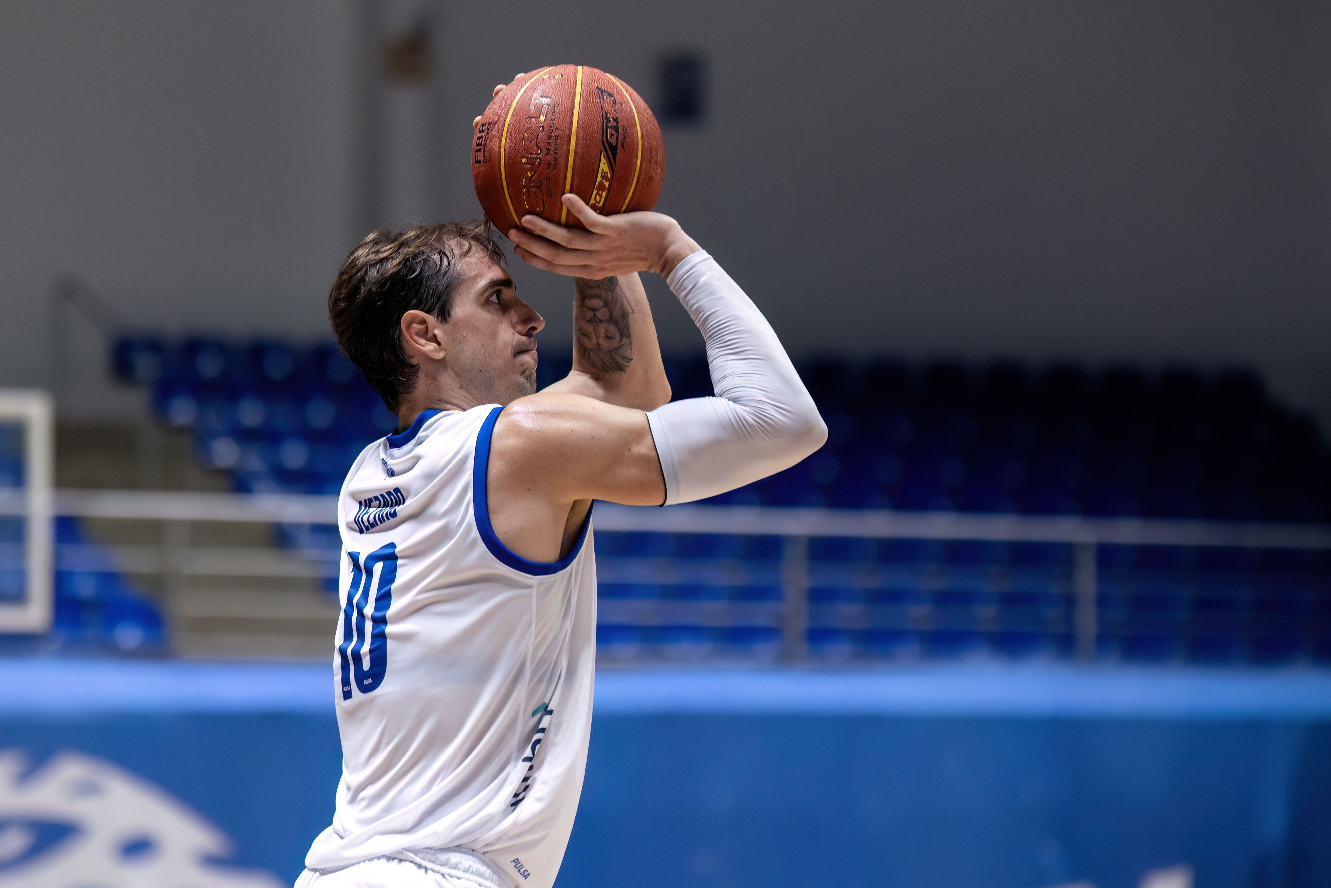 Bola de equipe masculina e quadra de tênis durante uma competição