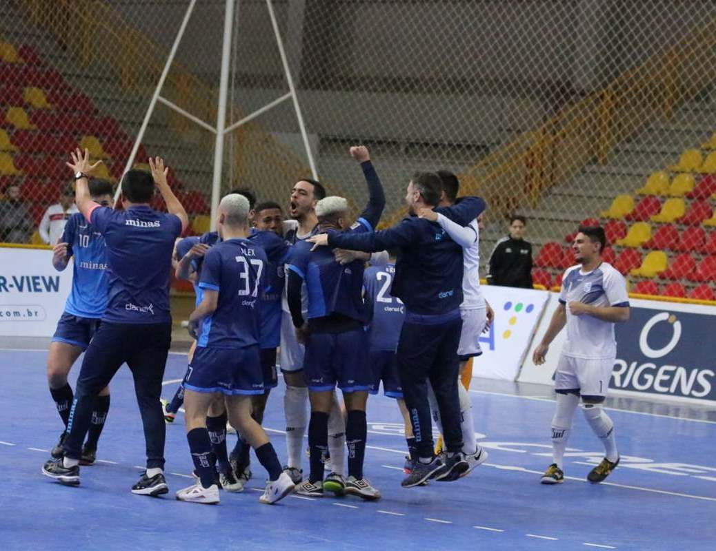 Equipe comemora a classificação para as quartas de final da Liga Nacional (Fotos: Guilherme Mansueto)