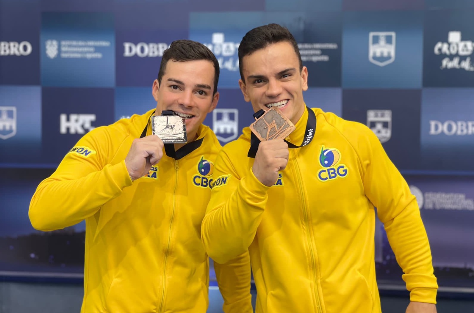 Lucas Bitencourt e Caio Souza fizeram dobradinha na barra fixa, na Copa do Mundo na Croácia (Fotos: Divulgação)