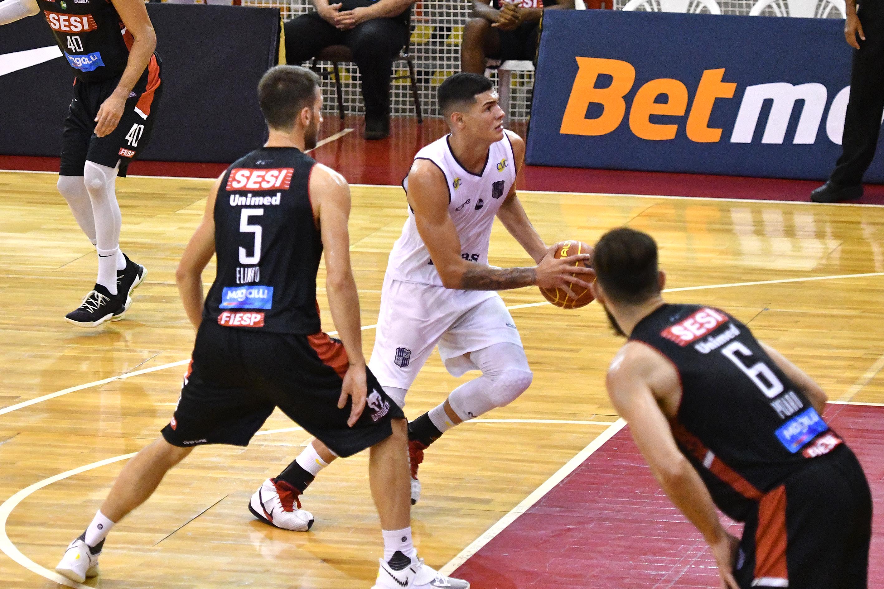 Minas vence mais uma e segue na liderança do NBB