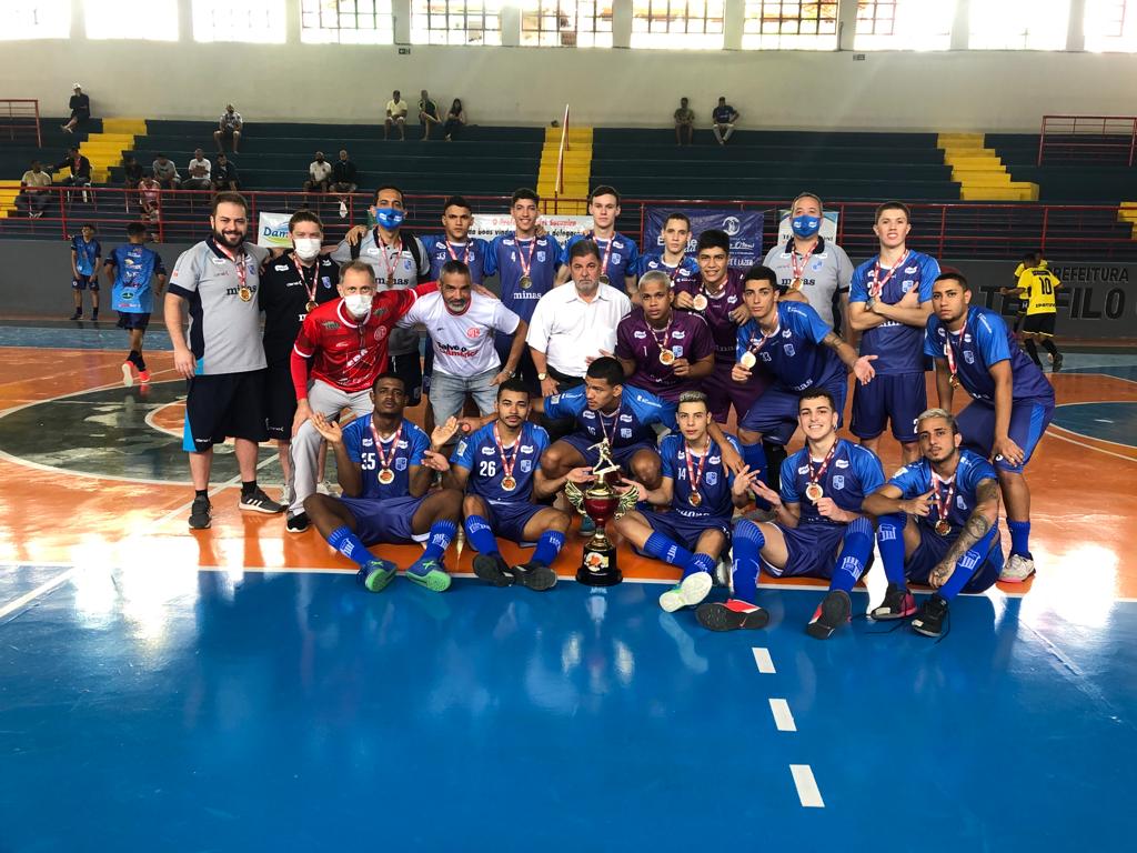 Equipe Sub-20 com o troféu de campeão do Campeonato Estadual / Foto: Divulgação Minas Tênis Clube