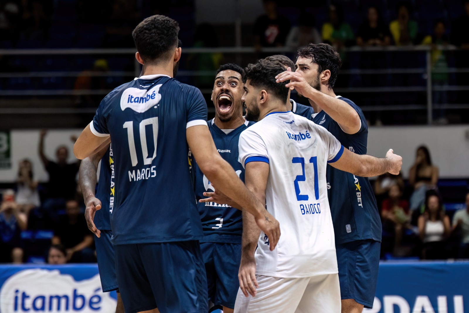 Bola de equipe masculina e quadra de tênis durante uma competição