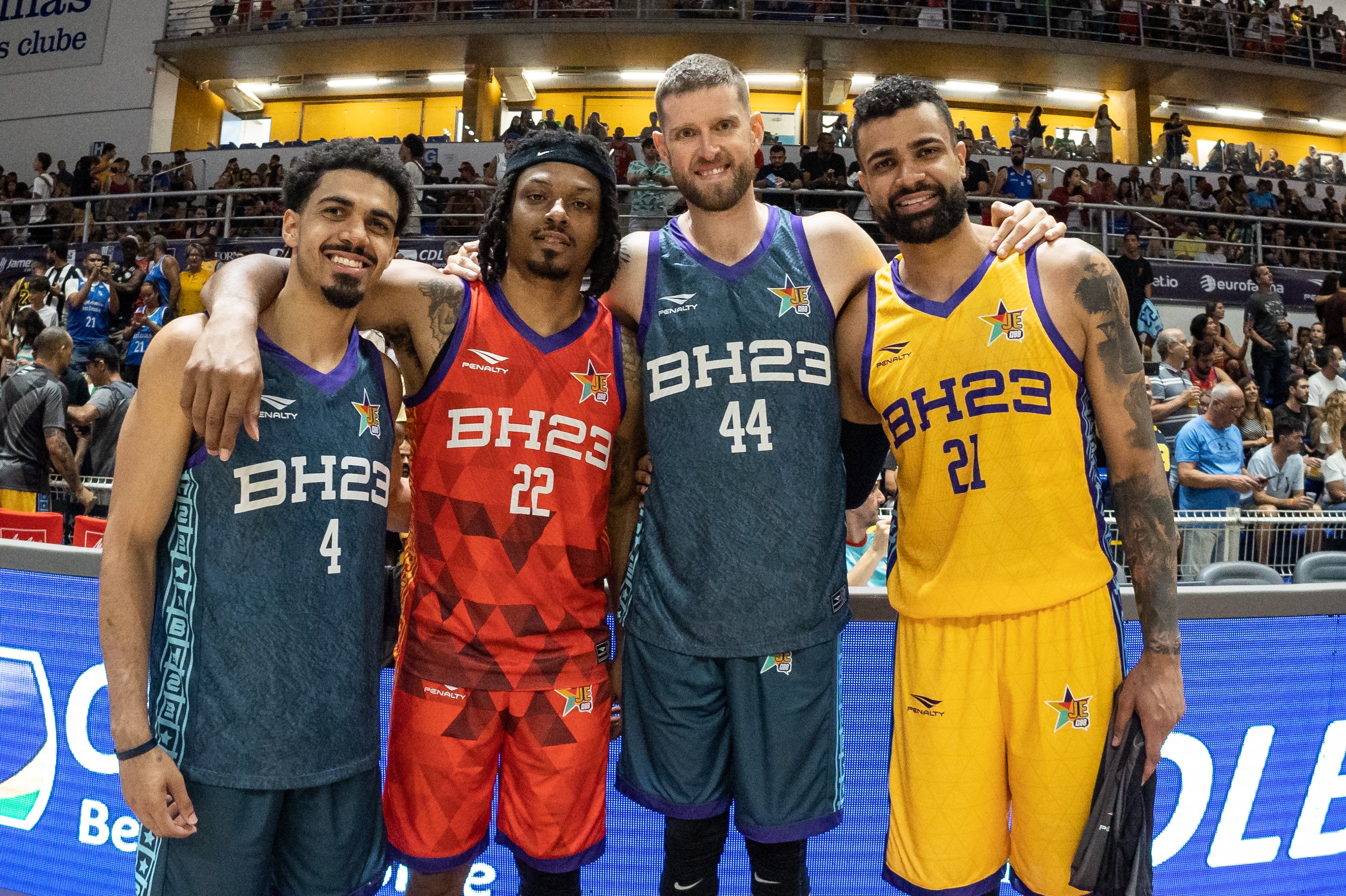 Jogadores de basquete na grande arena profissional durante o jogo