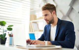 Homem de negócios trabalhando concentrado em seu escritório.