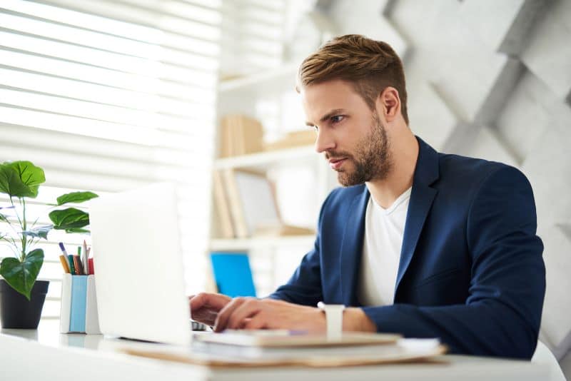 Homem de negócios trabalhando concentrado em seu escritório.