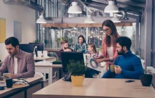 Segmentação comportamental​: várias pessoas trabalhando em coworking.