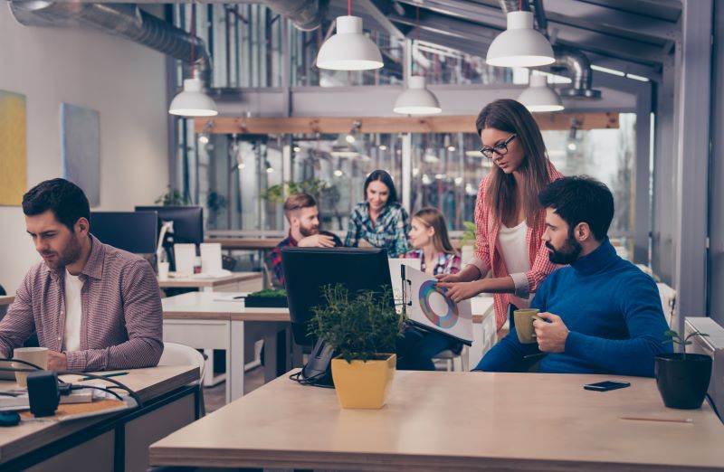 Segmentação comportamental​: várias pessoas trabalhando em coworking.