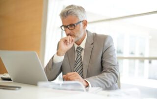 como cobrar um cliente​: homem trabalhando concentrado no escritório