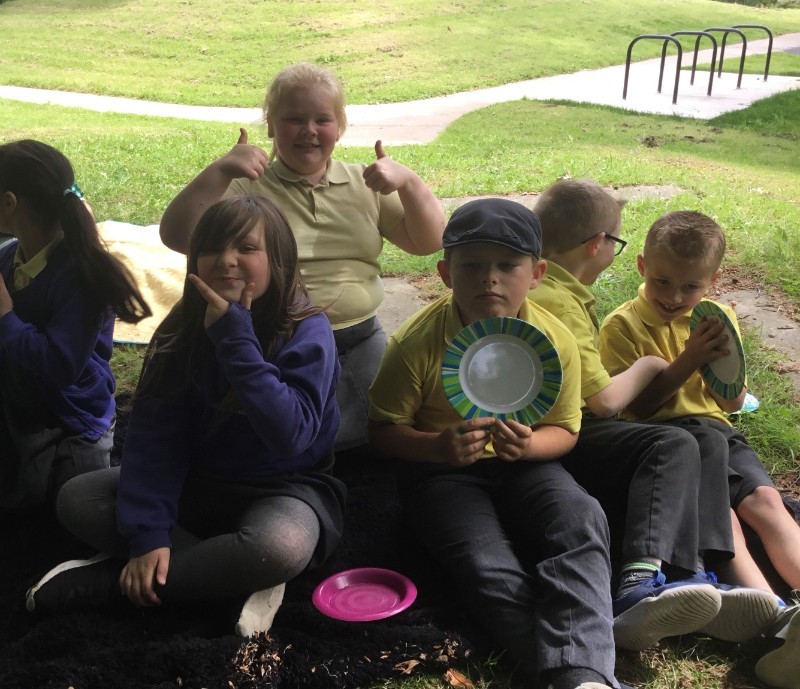Mrs Reihill's class enjoy a picnic at Forthill.