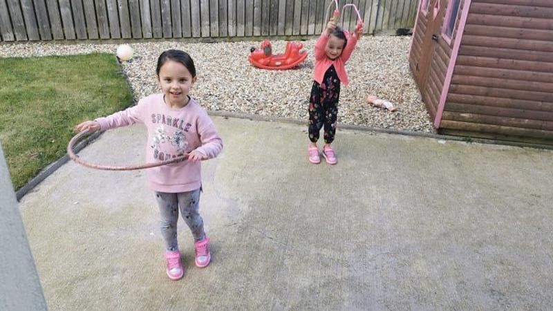 Anna Rosa agus Lucy ar súgradh taobh amuigh