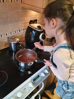 Cádhla ag leá seacláide