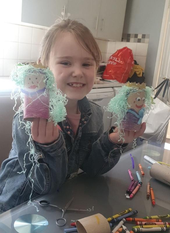 Katie-Louise agus a cairde nua