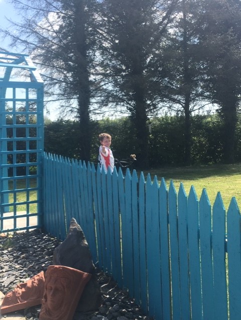 James ag súgradh sa ghairdín