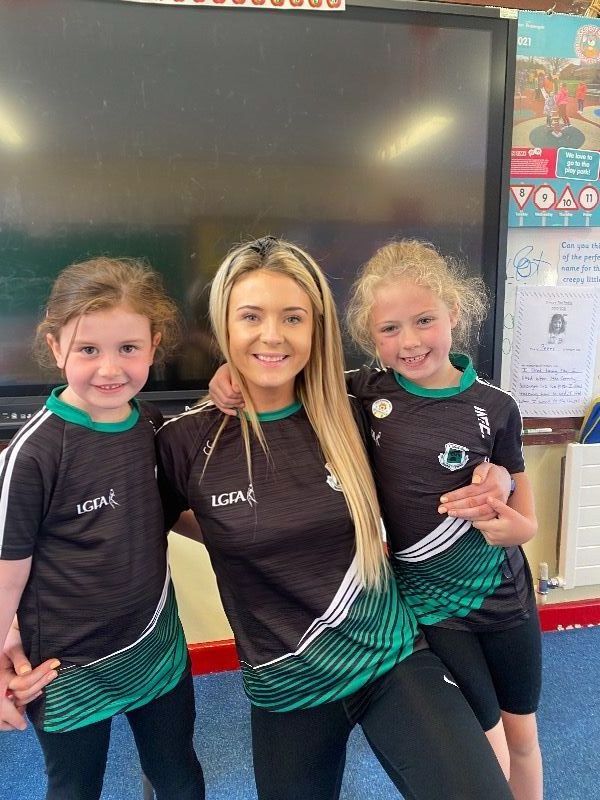 Miss Connolly, Caoimhe and Amelia all wore matching jerseys!⚫️🟢