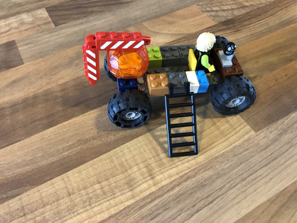 A cool truck. Great idea to include the steps.