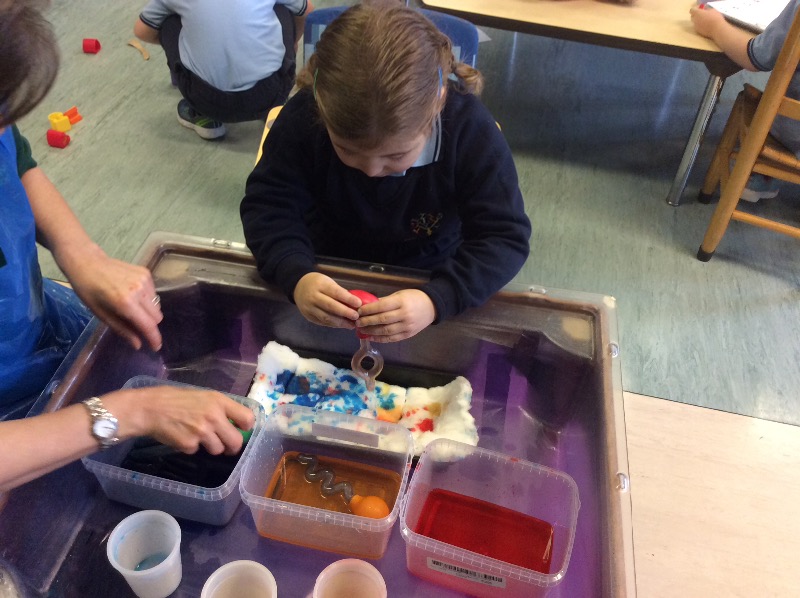 Using the pipettes to mix and identify different colours on the cotton wool.