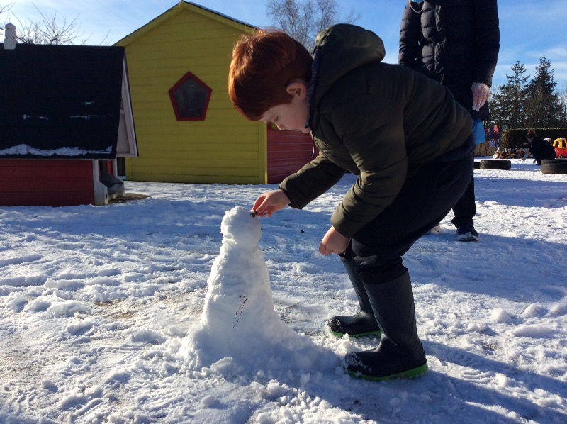 I made a snow man☃ï¸â„ï¸ I found some stones to add eyes, a nose and a mouth.