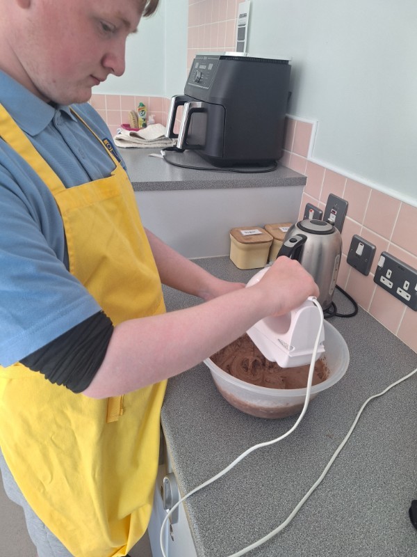 Kalem is using the electric blender to mix his ingredients.