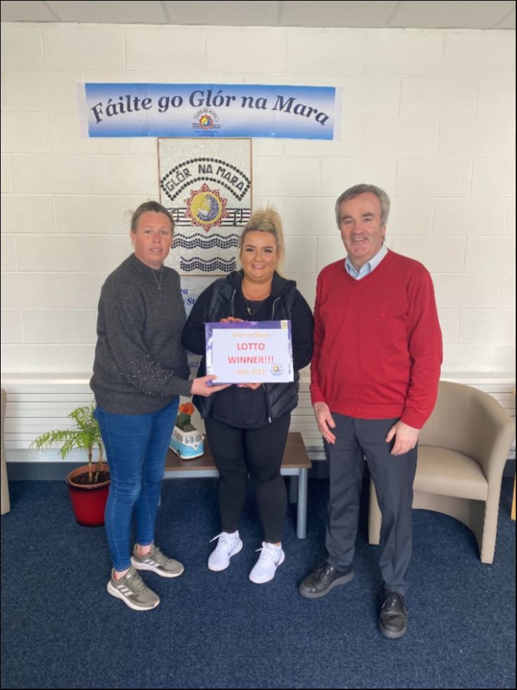 Eileen O'Mahony, pictured here with Orla Lonergan, chairperson of the Parents' Association and Pat O'Mahoney, Principal, was the lucky winner of Glór na Mara's first school lotto draw. Congratulations Eileen! 