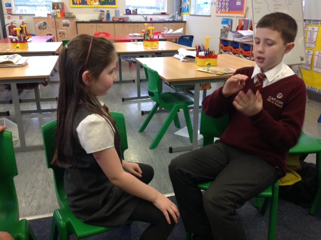 Lila agus James i mbun comhrá / Lila and James conversing.