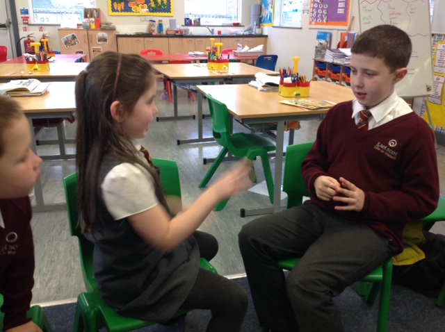 Lila agus James i mbun comhrá / Lila and James conversing.
