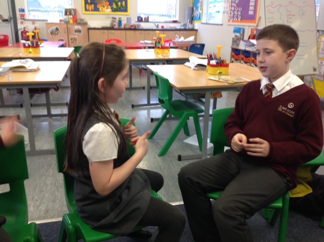Lila agus James i mbun comhrá / Lila and James conversing.