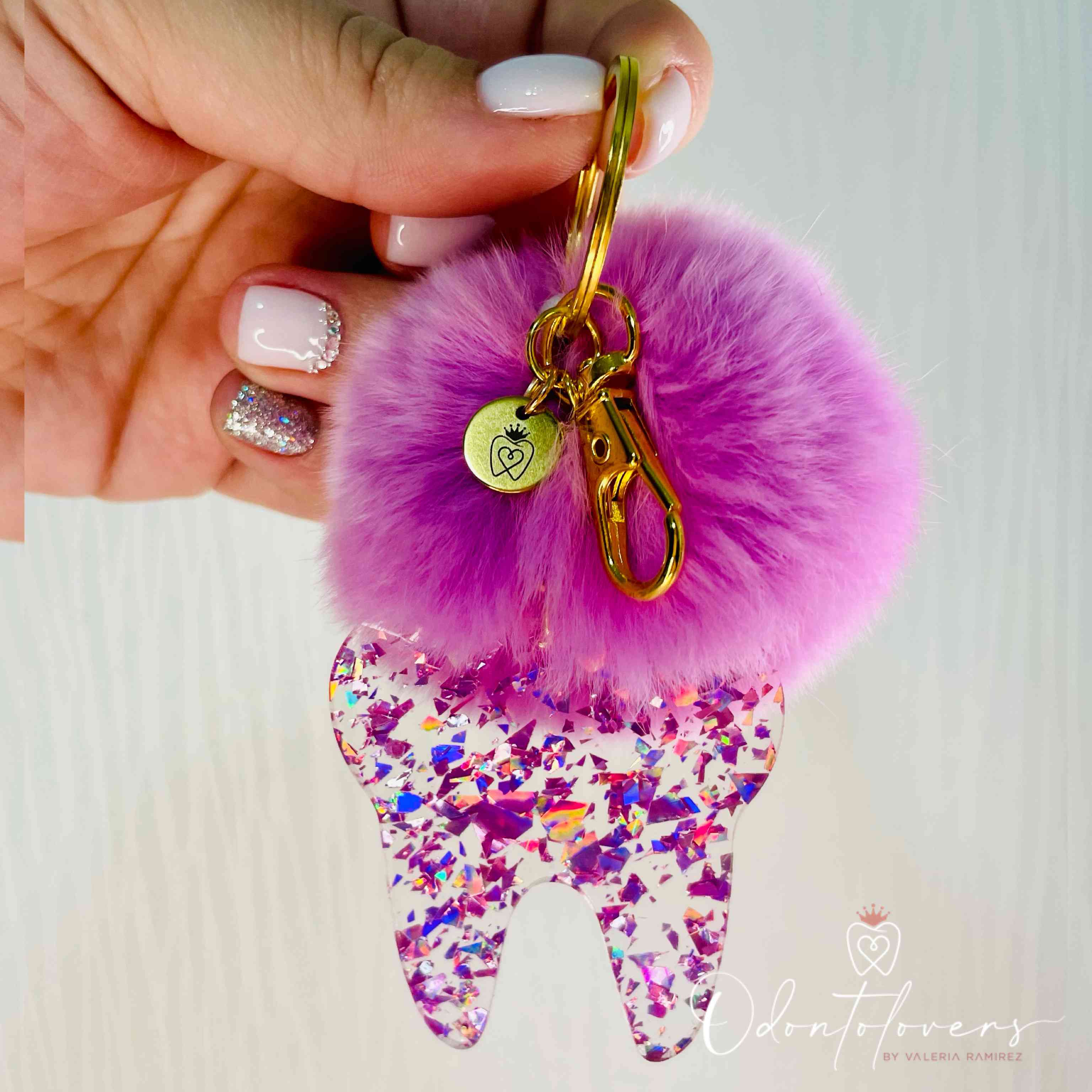 Llavero molar glitter lila pompón 