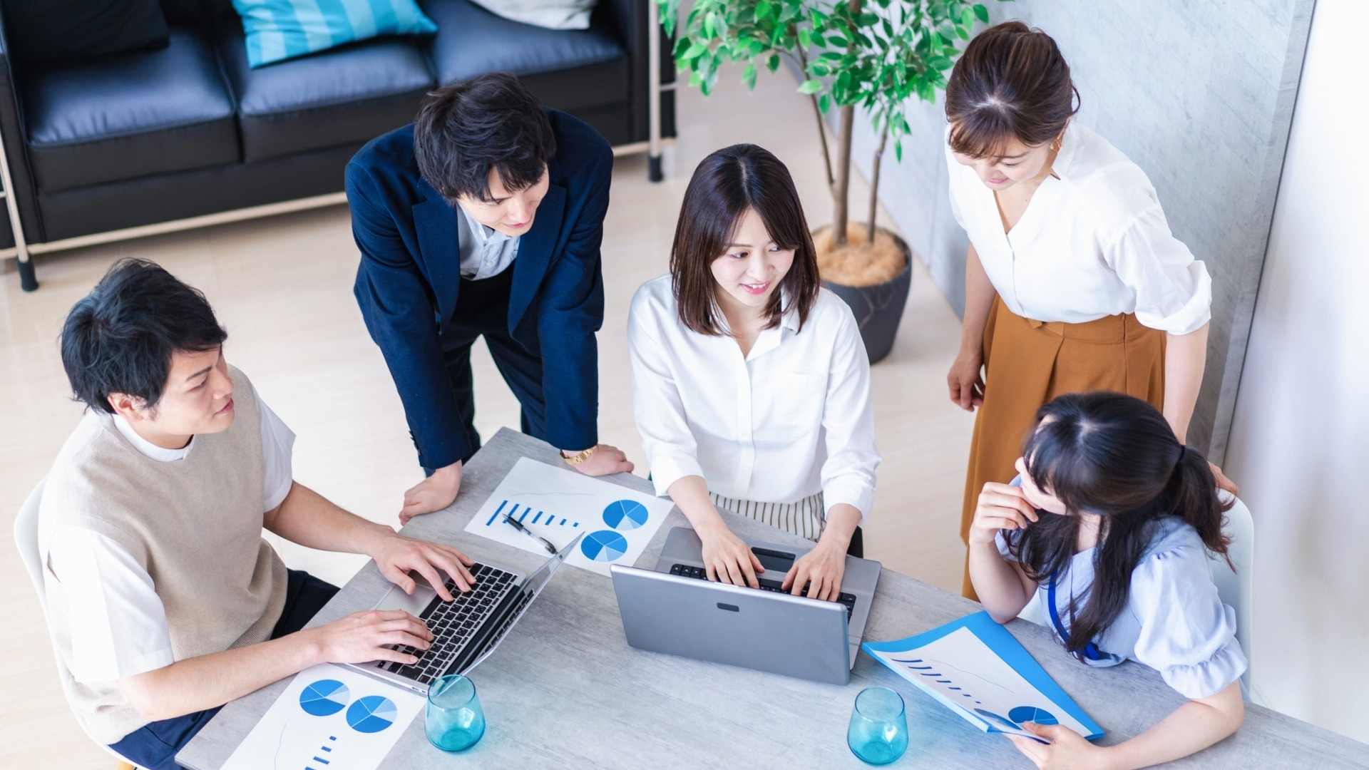 ヒューリスティック分析の結果をもとに、チームでWebサイトの改善案や評価内容を共有する会議。