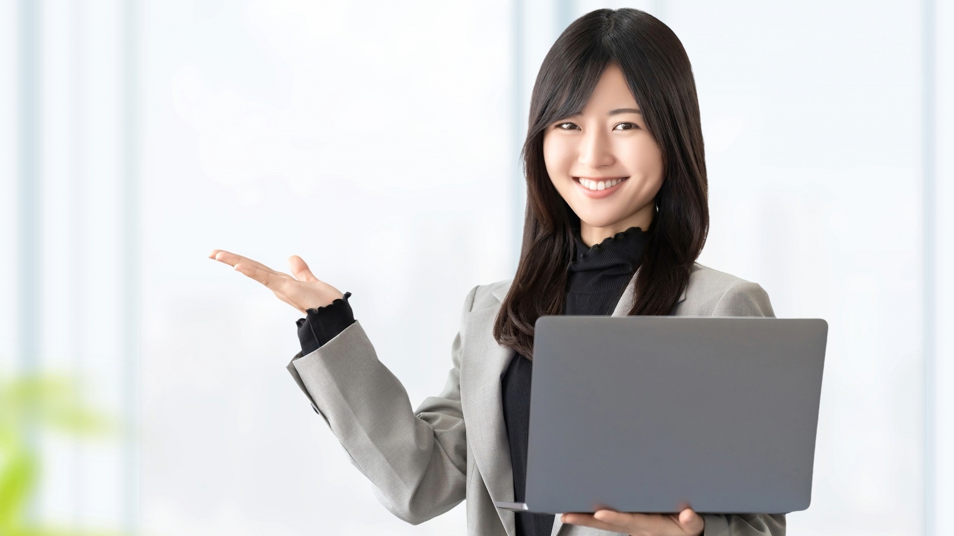 ヒューリスティック分析のメリットについて、PCを使いながら分かりやすく解説する専門家のイメージ。