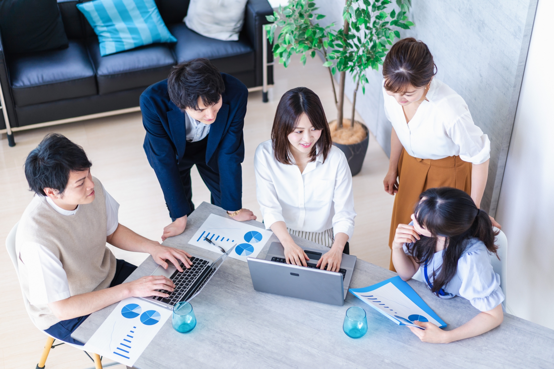 ヒューリスティック分析の結果をもとに、チームでWebサイトの改善案や評価内容を共有する会議。