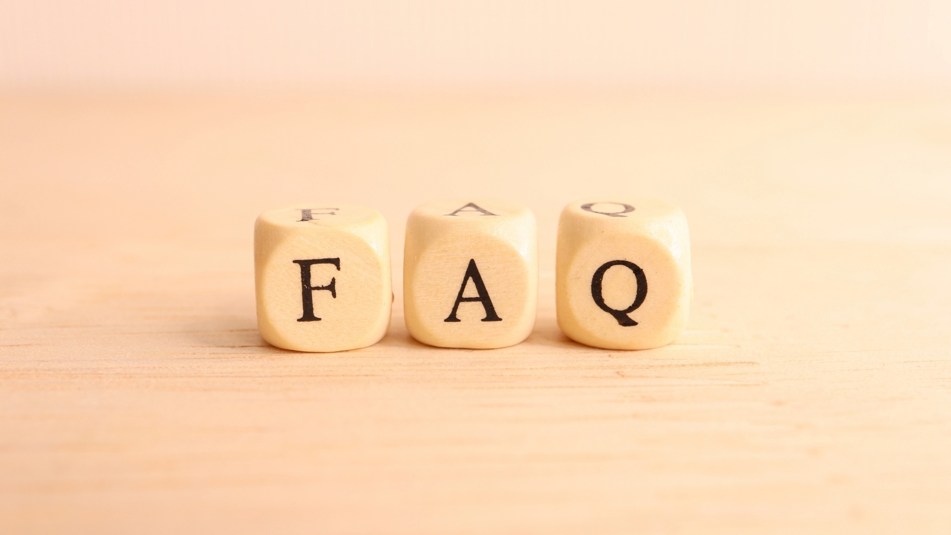 ヒューリスティック分析でよくある質問（FAQ）をイメージした木製のブロック。