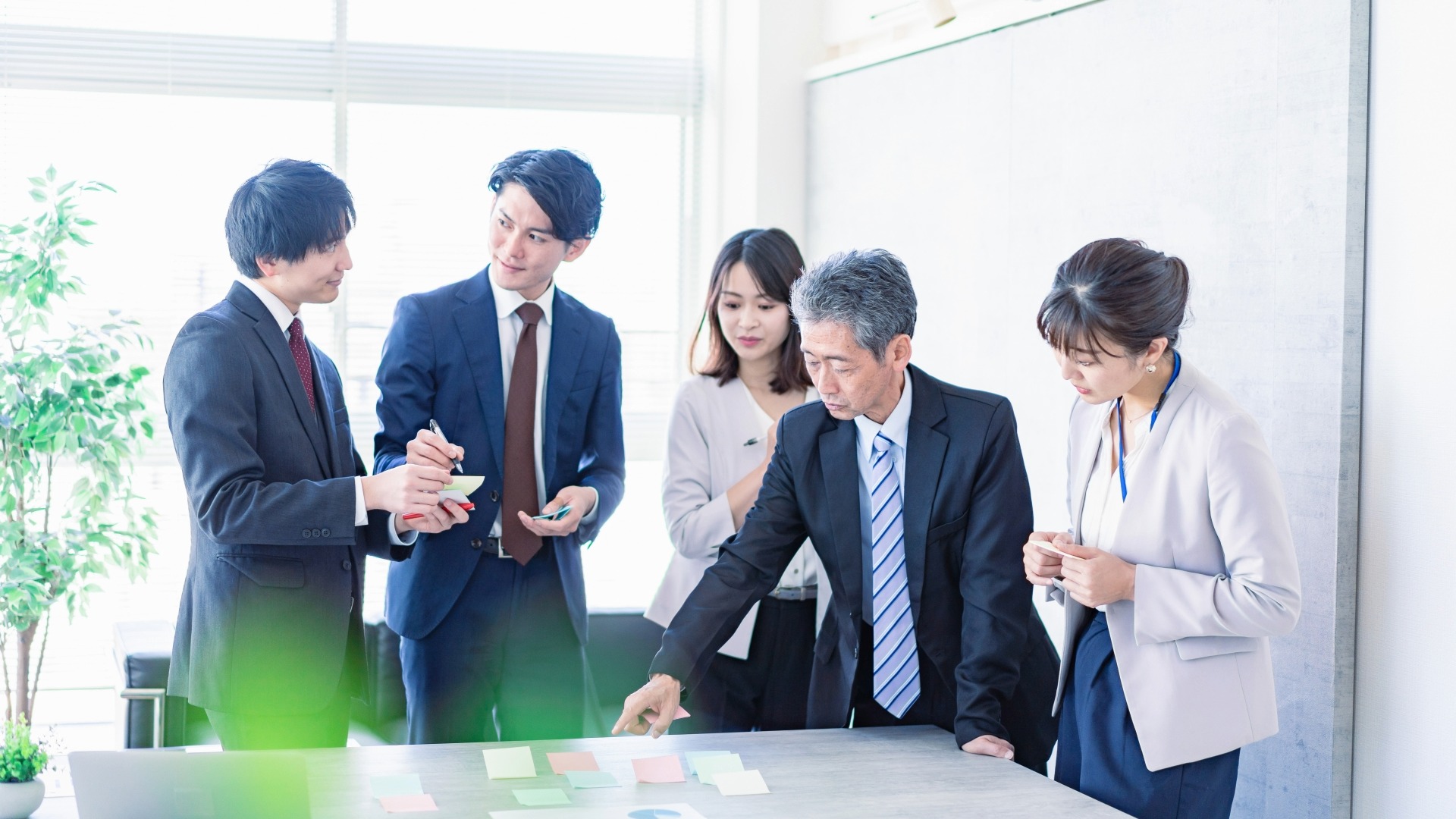 オフィスでのディスカッション。ヒューリスティック分析の評価基準を事前に共有する。