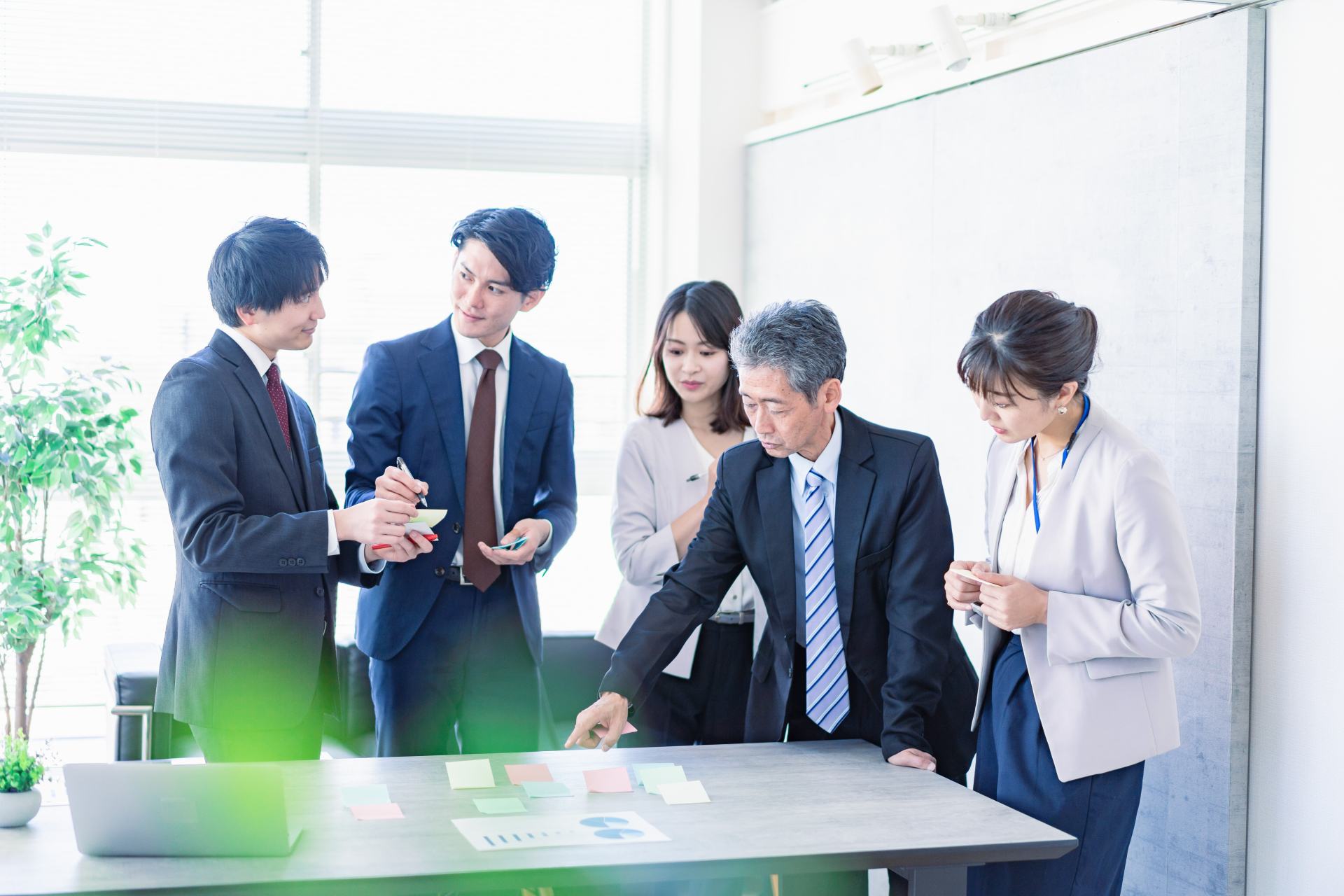 オフィスでのディスカッション。ヒューリスティック分析の評価基準を事前に共有する。