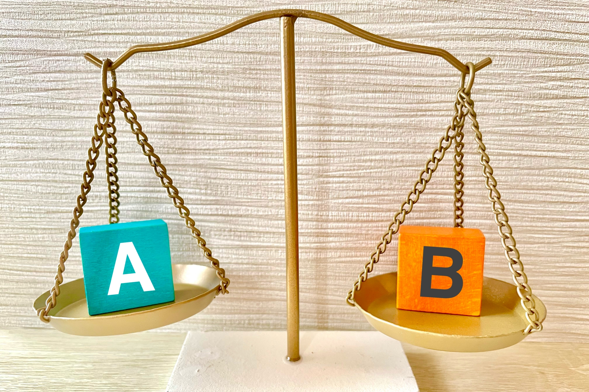 ヒューリスティック分析において、自社で行う場合と外注する場合を天秤にかけて比較する