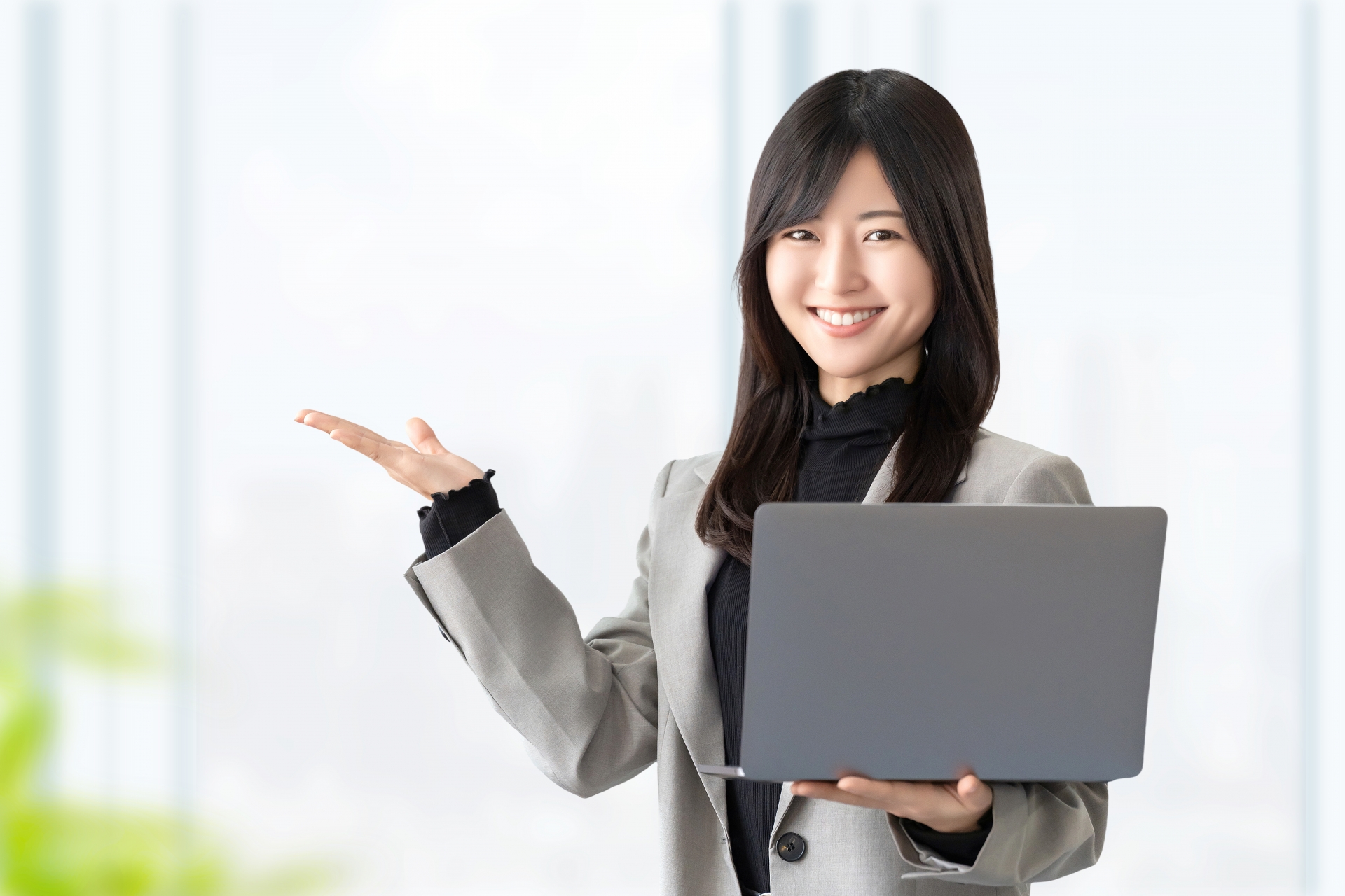 ヒューリスティック分析のメリットについて、PCを使いながら分かりやすく解説する専門家のイメージ。