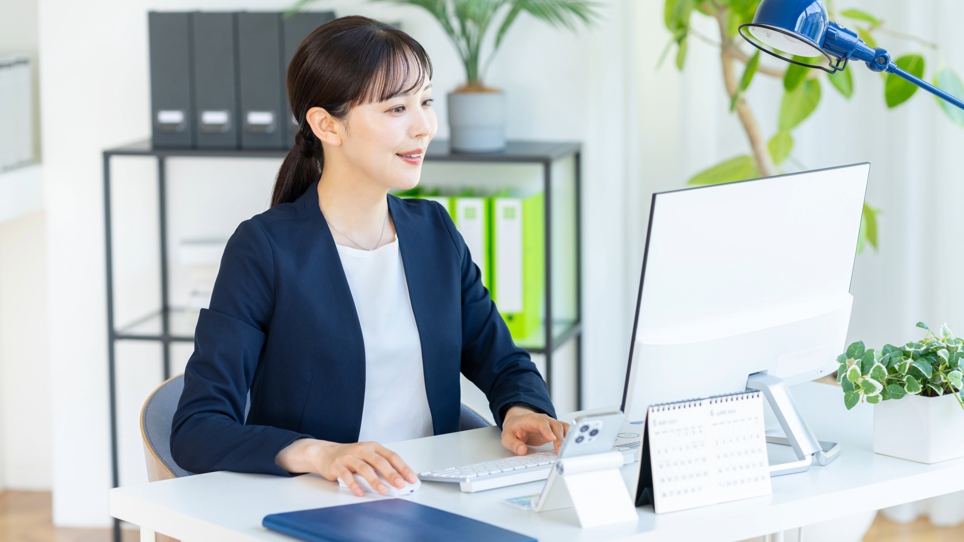 ヒューリスティック分析の専門家が、制作途中のサイトを操作しながら使い勝手や導線の課題を調査する様子