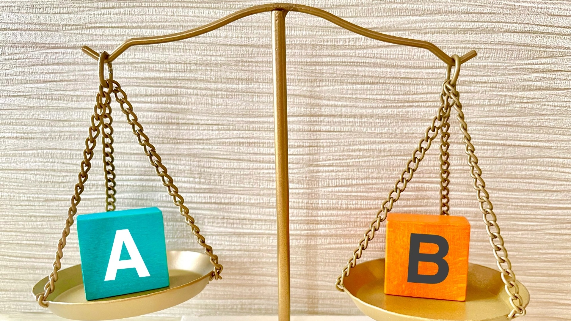 ヒューリスティック分析において、自社で行う場合と外注する場合を天秤にかけて比較する