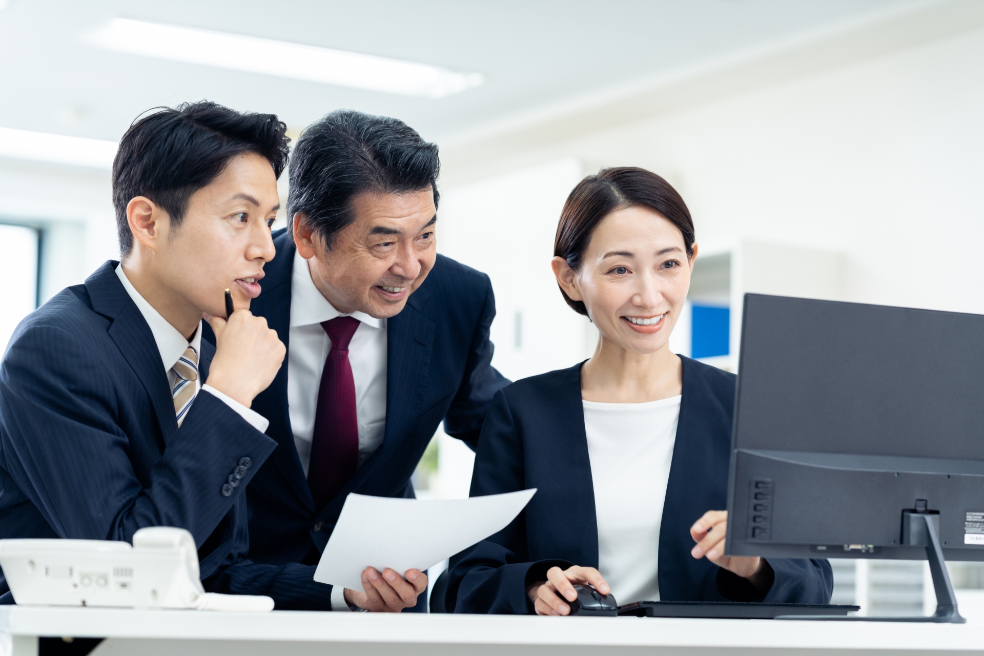 3人の担当者が複数の目線でヒューリスティック分析を行う様子。