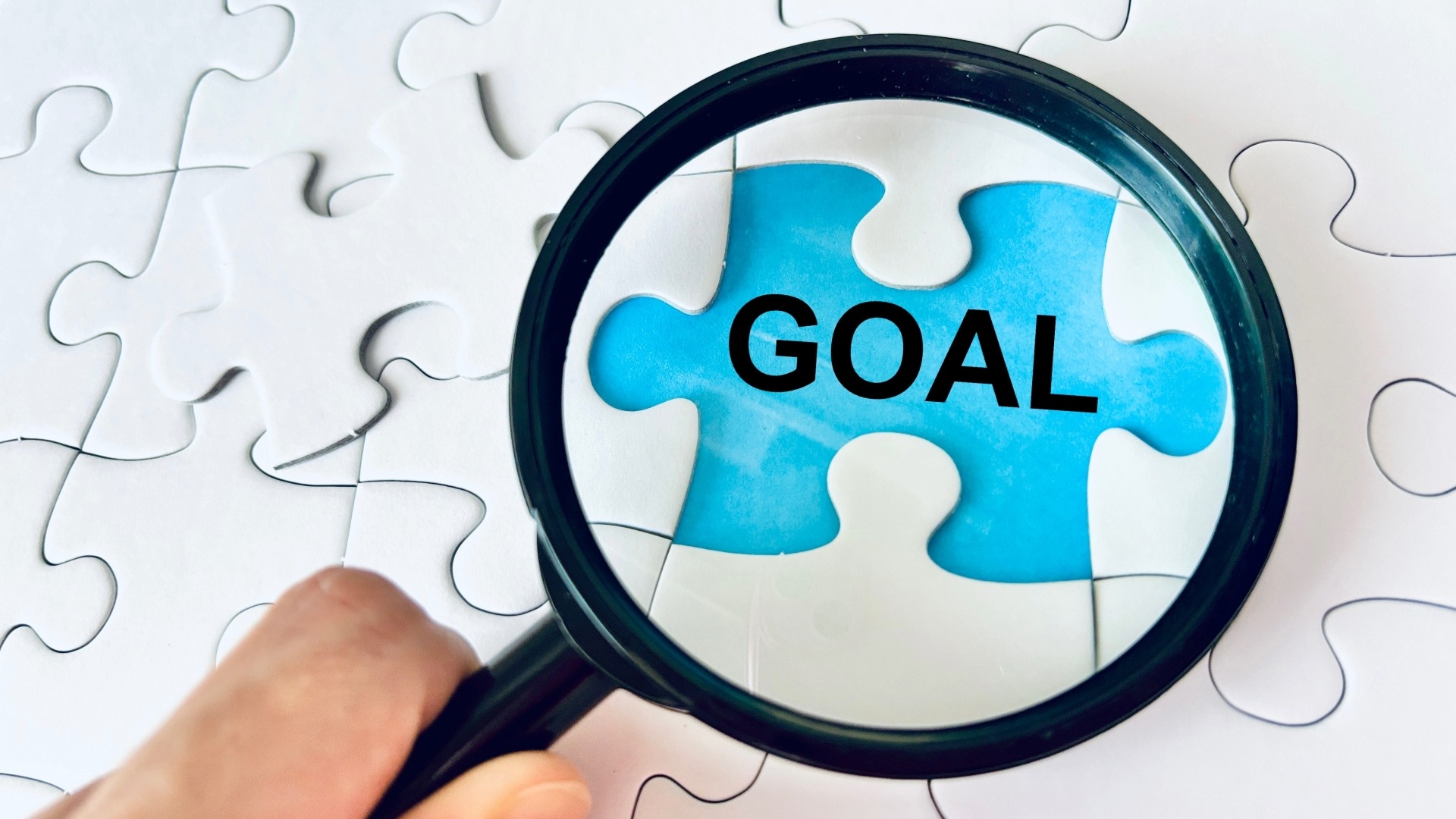 ヒューリスティック分析の調査の目的（ゴール）。サイトの課題を特定し、コンバージョン向上などの目的を達成する。