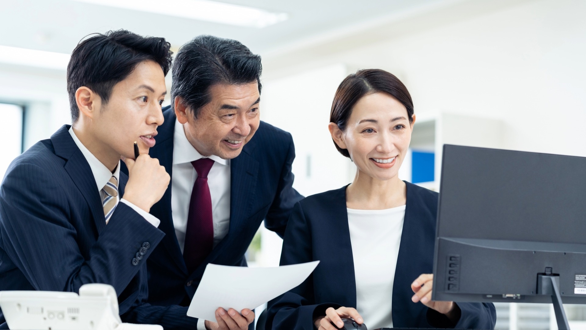 3人の担当者が複数の目線でヒューリスティック分析を行う様子。