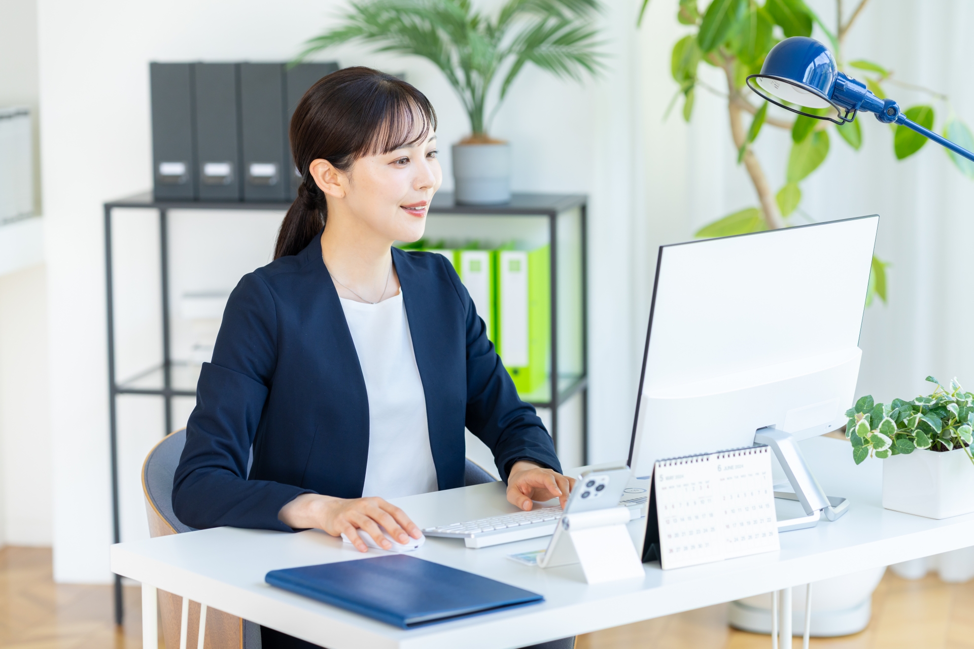 ヒューリスティック分析の専門家が、制作途中のサイトを操作しながら使い勝手や導線の課題を調査する様子